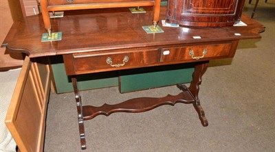 Lot 467 - A reproduction mahogany sofa table