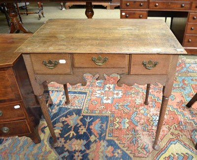 Lot 531 - A Georgian oak lowboy