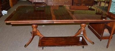 Lot 534 - Reproduction extending dining table and two leaves