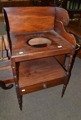 Lot 540 - A Georgian mahogany washstand