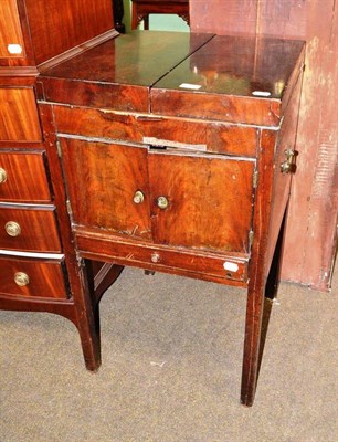 Lot 552 - A Georgian mahogany washstand