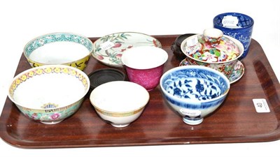 Lot 40 - Eight assorted tea bowls/saucers