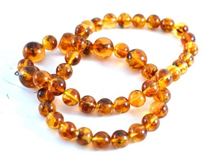 Lot 70 - An amber bead necklace