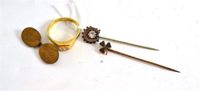 Lot 73 - An 18ct gold diamond set ring, two tie pins and a Masonic cufflink