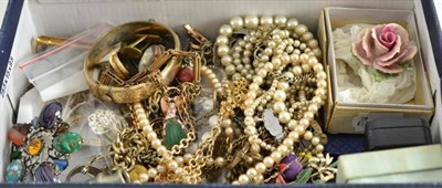 Lot 242 - A quantity of gold, gold plated and costume jewellery including a T-bar, rings, chains, pearls, etc