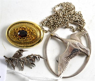 Lot 356 - A 9ct gold oval brooch, silver bird pendant on chain and a Kookaburra brooch