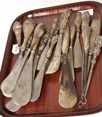 Lot 363 - Four silver handled button hooks and fourteen shoe horns