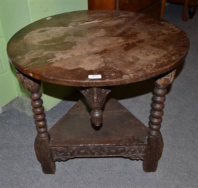 Lot 573 - An oak circular centre table, 72cm wide