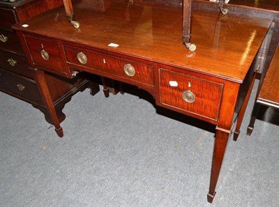 Lot 601 - An Edwardian mahogany serving table with three drawers