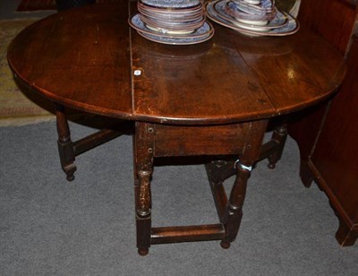 Lot 619 - An oak gate leg table