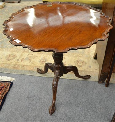 Lot 671 - A mahogany tripod table with piecrust top