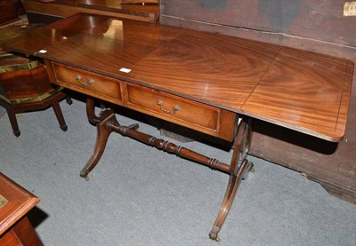 Lot 720 - A reproduction mahogany sofa table