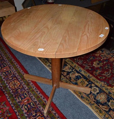 Lot 841 - An ash pedestal circular top table