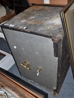 Lot 873 - A large safe with key