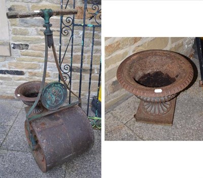 Lot 944 - Garden roller and small urn