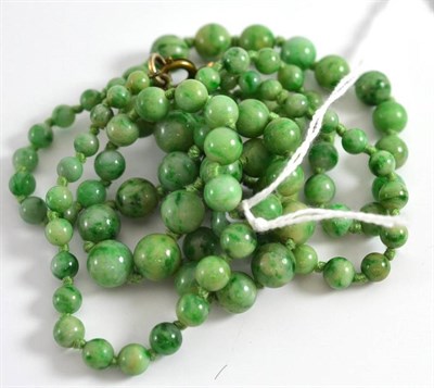 Lot 61 - A jadeite necklace