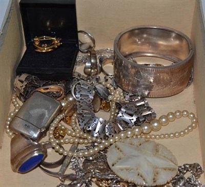 Lot 81 - A quantity of costume jewellery, silver vesta case, silver ingot, lady's fob etc