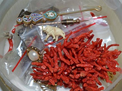 Lot 106 - Coral necklace and assorted jewellery