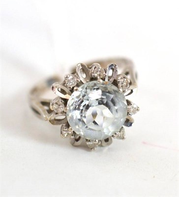 Lot 378 - An aquamarine and diamond ring