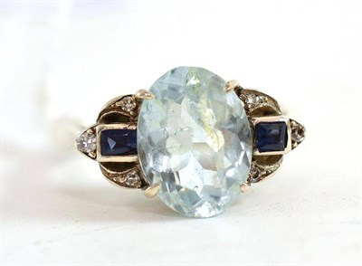 Lot 381 - An aquamarine, sapphire and diamond ring