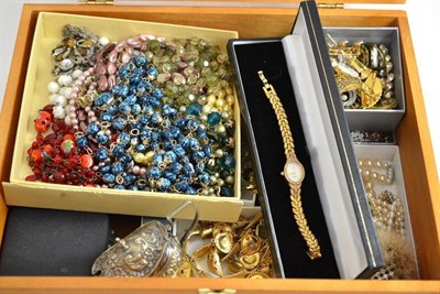 Lot 433 - A quantity of costume jewellery in a glazed wooden case