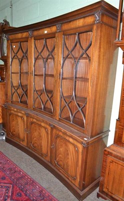 Lot 668 - A concave display cabinet