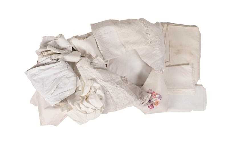 Lot 2017 - Assorted White Linen and Damask Table Linen,...