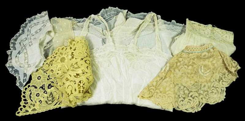 Lot 2046 - Assorted Mainly Early 20th Century Lace...