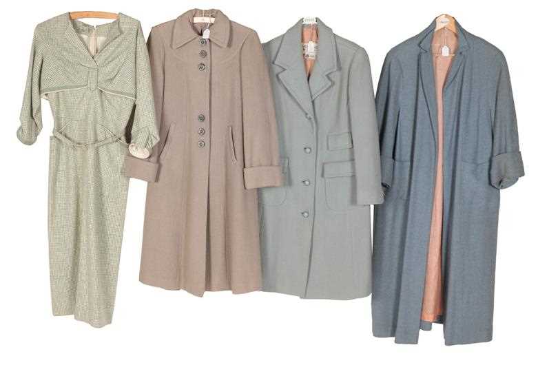 Lot 2084 - Circa 1940-50s Ladies' Wear comprising a green...