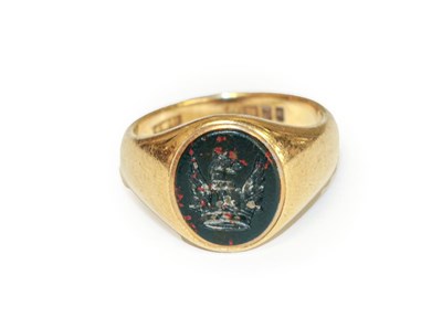 Lot 112 - An 18 carat gold agate signet ring, finger size O