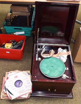 Lot 286 - An early 20th century gramophone, together...