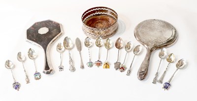 Lot 375 - A tray of assorted silver items to include an...