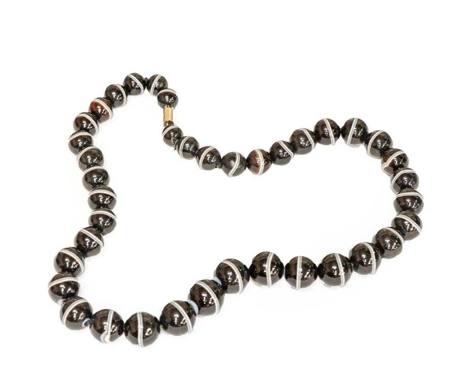 Lot 91 - A graduated banded agate bead necklace, length...