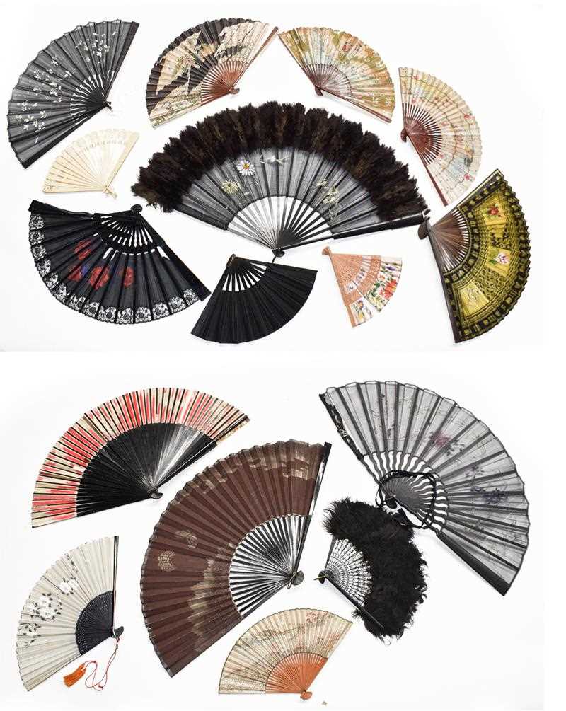 Lot 1018 - Assorted ebonised fans of various sizes,...