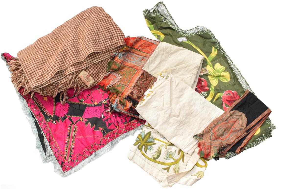 Lot 1080 - Quantity of assorted 1950s aprons, wool rug...