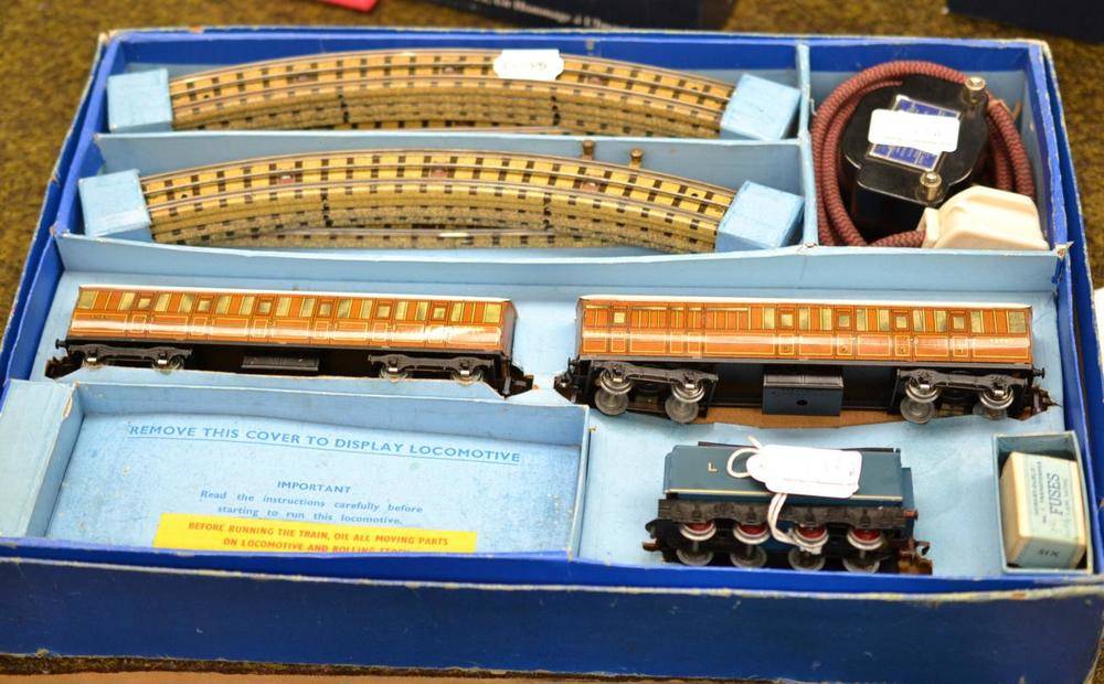 Lot 178 - A Hornby Dublo Sir Nigel Gresley train set, in original box and a small leather writing case (2)