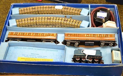 Lot 178A - A Hornby Dublo Sir Nigel Gresley train set, in original box and a small leather writing case (2)