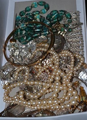 Lot 371A - Quantity of assorted jewellery including a 9ct gold bangle, Victorian brooch, coin bracelet, etc