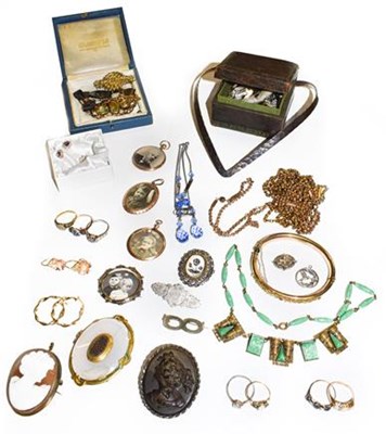 Lot 195 - A quantity of jewellery including a 22 carat...
