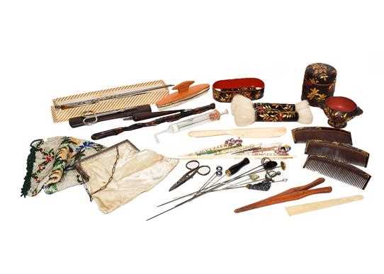 Lot 29 - A tray of assorted items, including: Victorian...