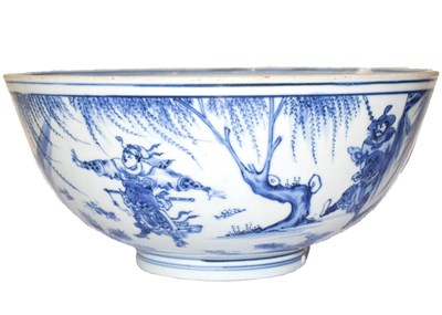 Lot 87 - A Chinese Kangxi blue and white bowl painted...