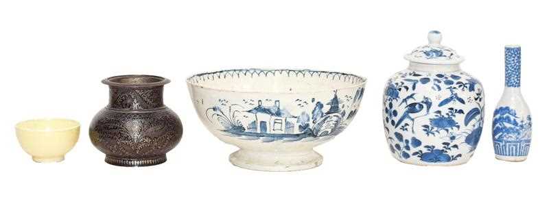 Lot 88 - A late 18th century Pearlware bowl painted...