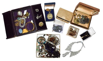 Lot 189 - A collection of jewellery including a paste...