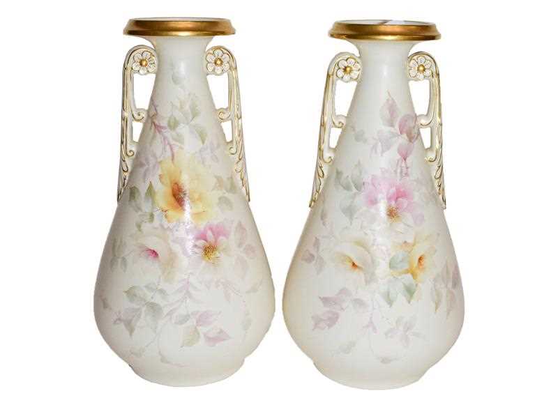 Lot 11 - A pair of Worcester China Works vases (2)