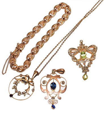 Lot 253 - A peridot and split pearl brooch/pendant,...