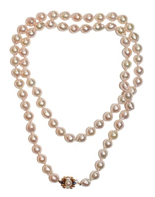 Lot 271 - A cultured pearl necklace knotted to a 9 carat...