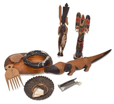 Lot 34 - A tray of tribal carved souvenir items...