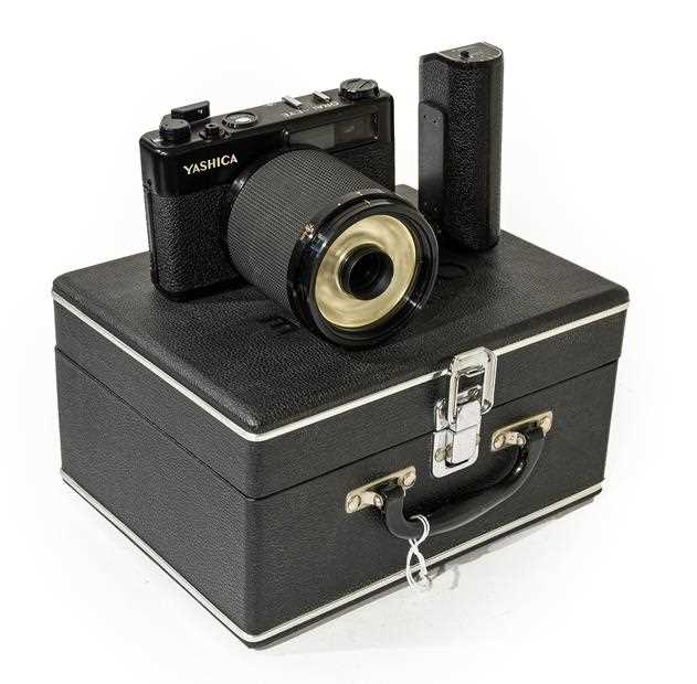 Lot 3398 - Yashica Oral-Eye Camera Outfit no.60900098, in...