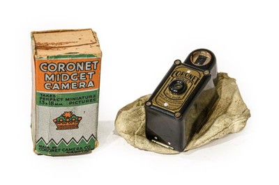 Lot 3276 - Coronet Midget Camera black Bakelite, with...