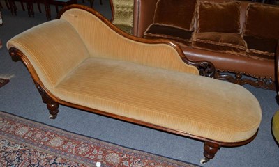 Lot 466 - A Victorian mahogany chaise longue